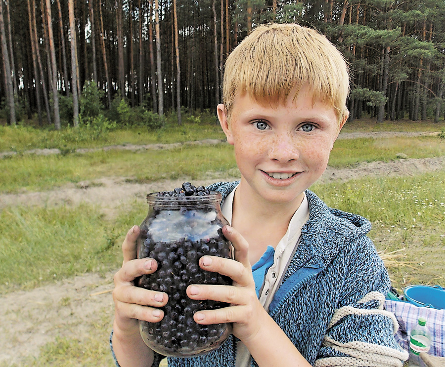 Для багатьох поліських дітей збирання ягід та грибів — не розвага, а спосіб заробити на зошити, шкільну форму та взуття. Фото автора